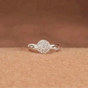 Beautiful 18k White Gold Promise Ring ✨